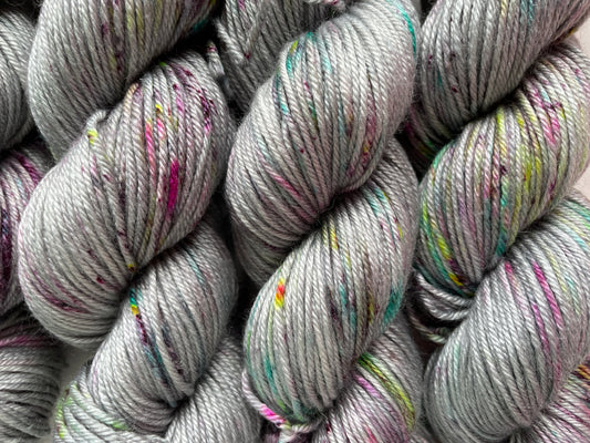 Red Velvet Cake BFL Silk Yarn – Republica Unicornia